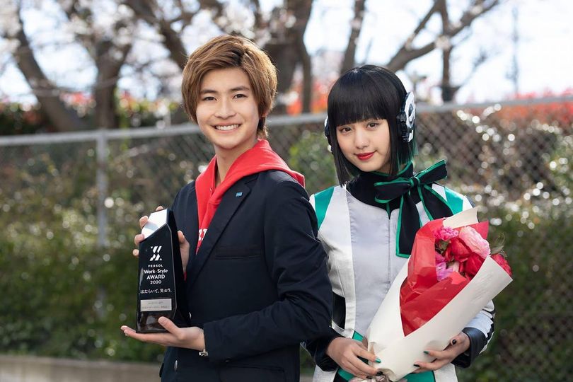 Fumiya Takahashi bersama Noa Tsurushima di serial Kamen Rider Zero-one