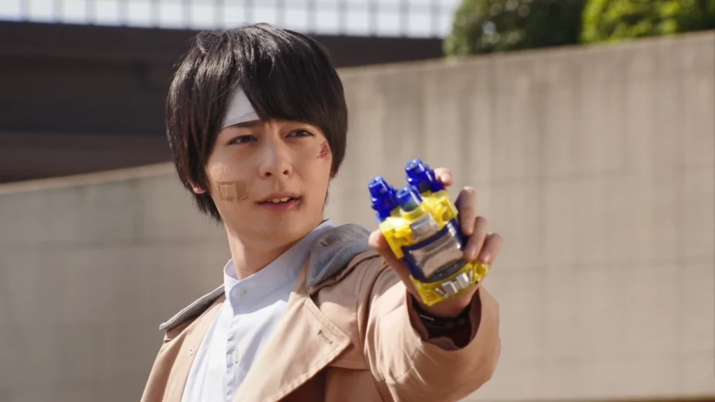 Atsuhiro Inukai berperan sebagai Sento Kiryu di Kamen Rider Build