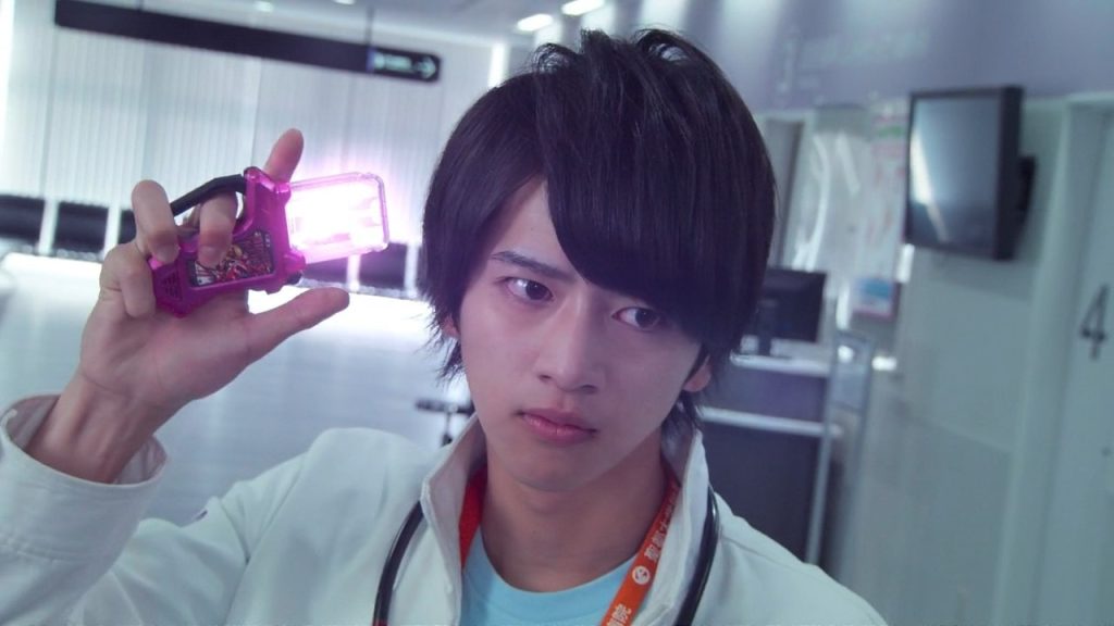 Hiroki Iijima yang berpersan sebagai Emu Hojo di serial Kamen Rider Ex-Aid