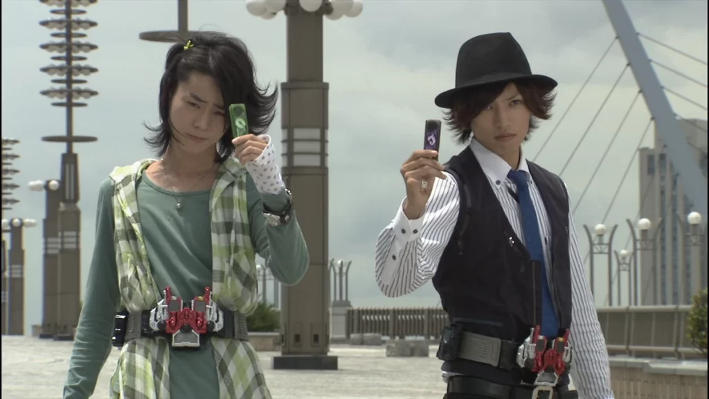 Renn Kiriyama yang berperan sebagai Shotaro Hidari di Kamen Rider W bersama Masaki Suda